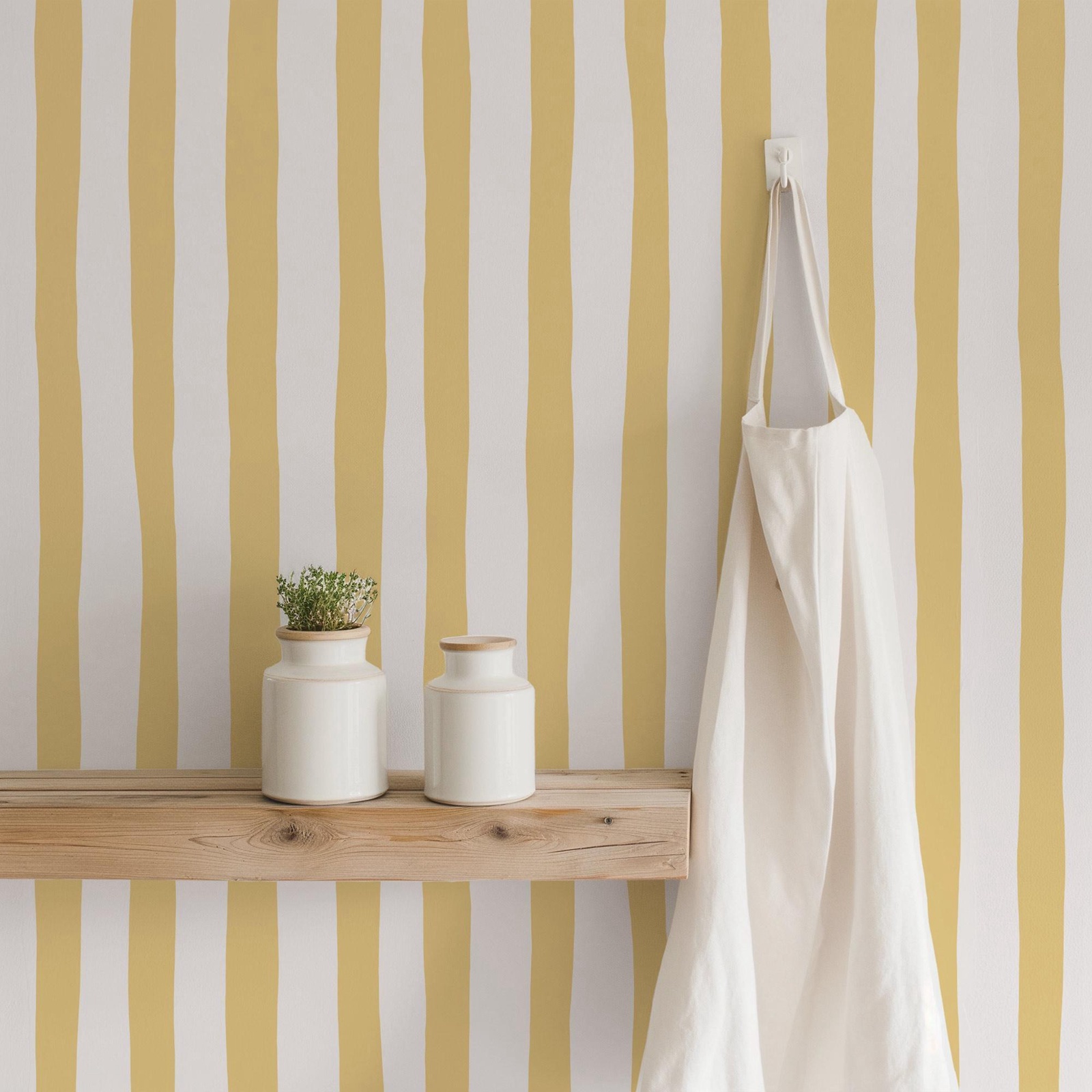 Baby Nursery Yellow Walls - サンシャインイエローのゆらぎ模様の壁紙、剥がして貼るだけ、ソフトなペインター風のストライプの壁画、赤ちゃんの保育園用、または伝統的な壁紙